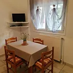 Apartament 4 *
